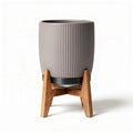 Plantenpot van grijs keramiek met houten standaard 25 x 25 x 35cm